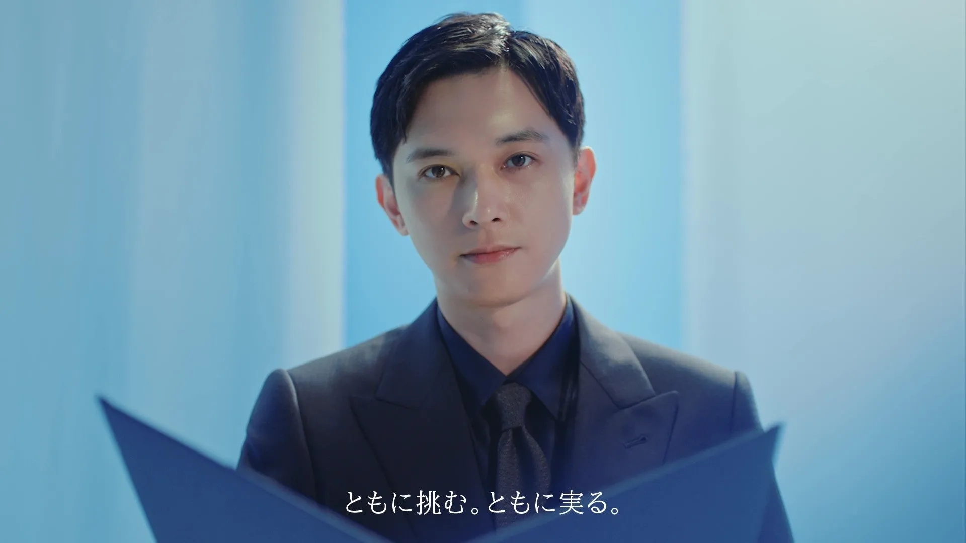 男性が正面を見つめる、テキスト