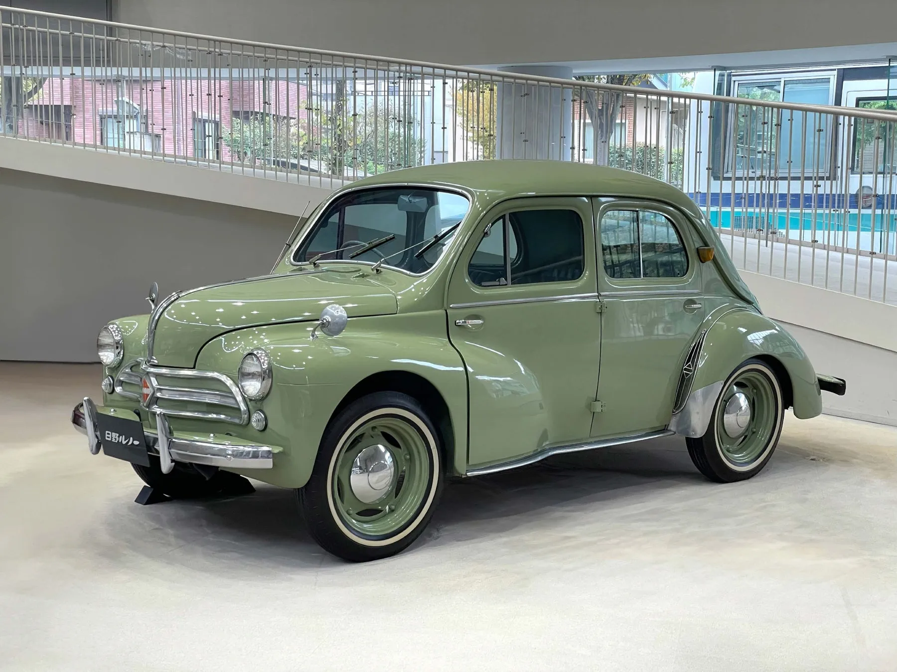 展示されている緑色のルノー車。