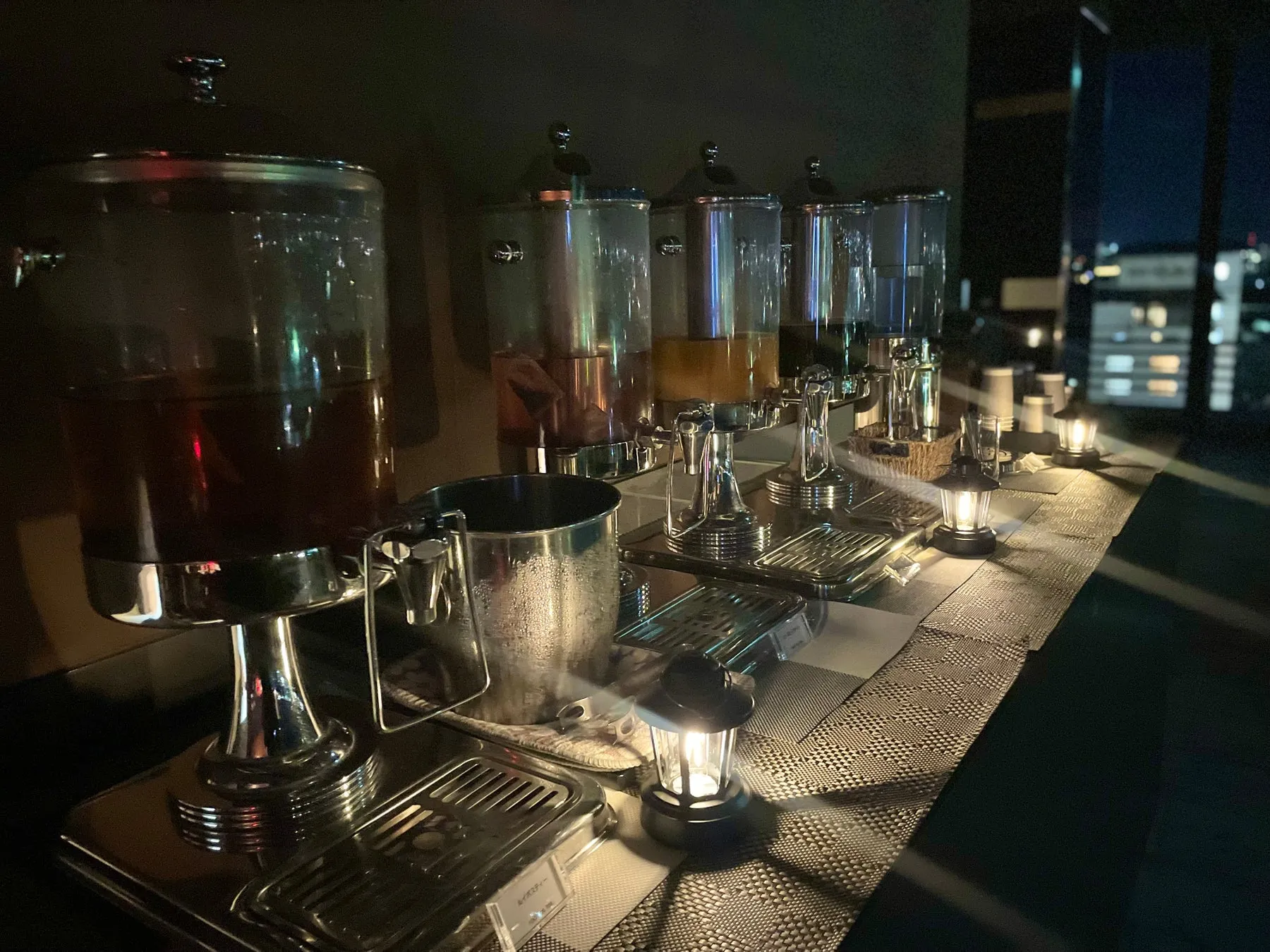 ドリンクコーナーの様子。ティーサーバーやランタンが見える。