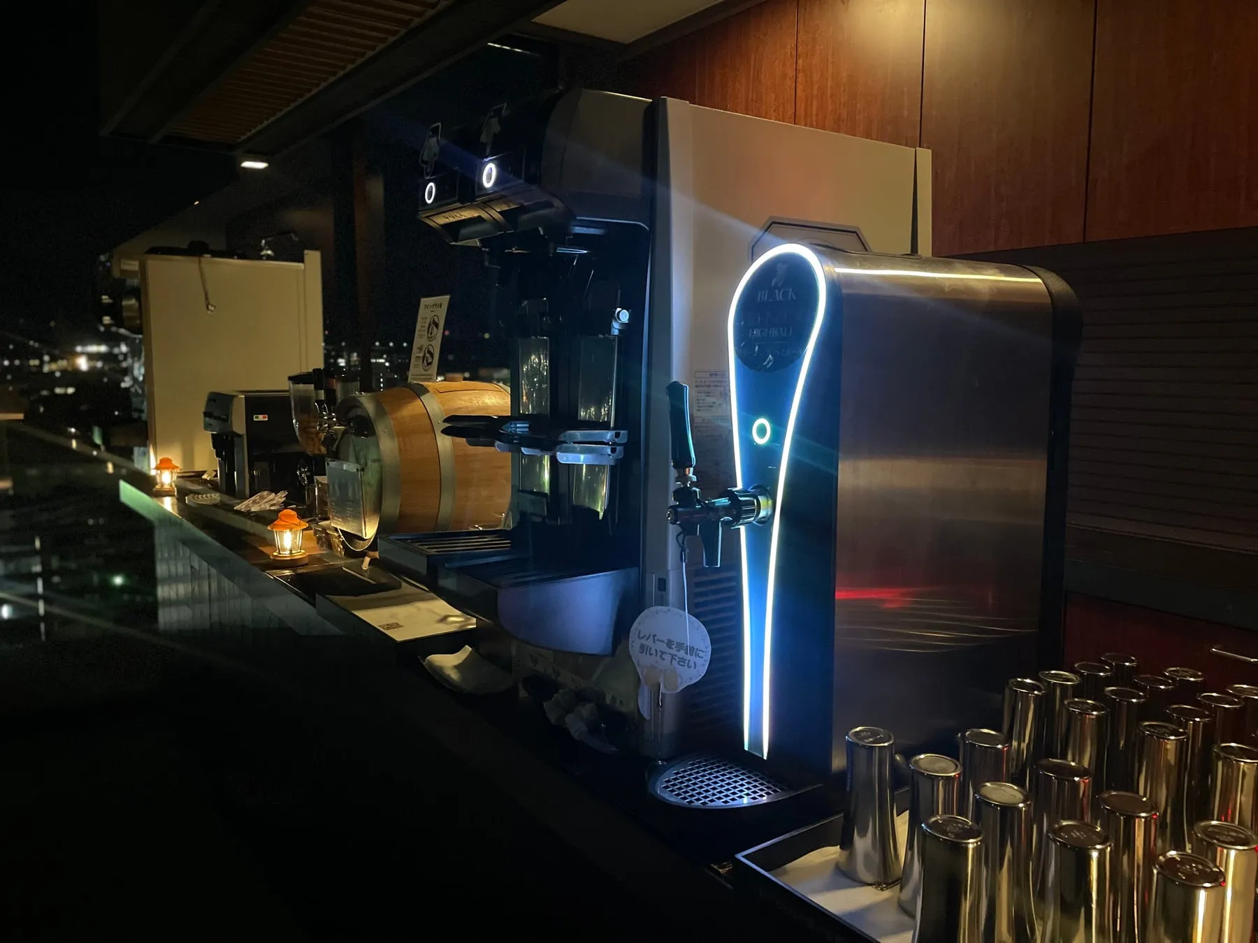 バーカウンターの様子。ビールサーバーやグラスが並ぶ。