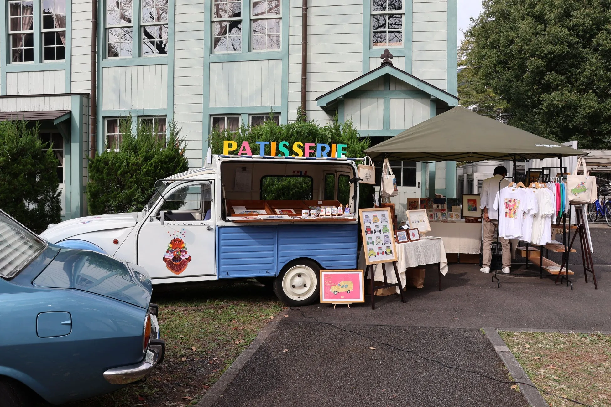 パティスリーの移動販売車が並び、雑貨やTシャツなどが販売されている様子。