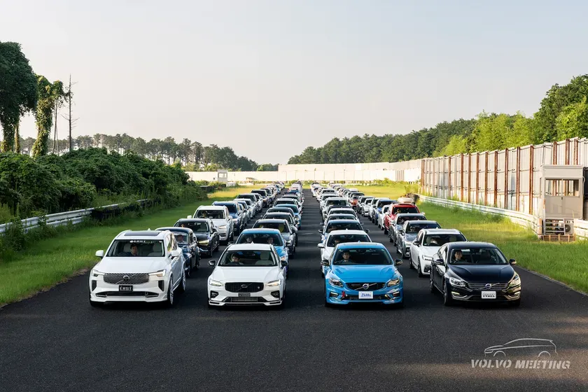 レーストラックに並んだ多くのボルボ車