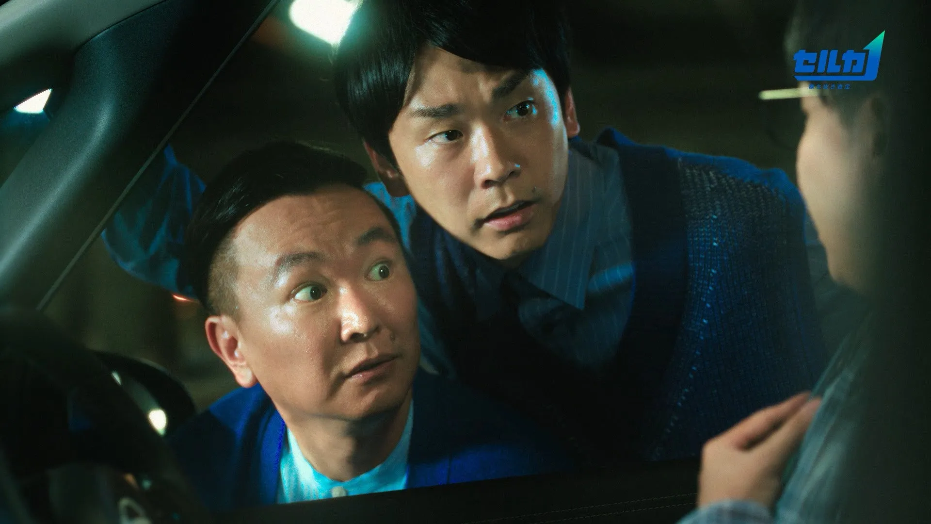 車内で会話する男性たちの様子