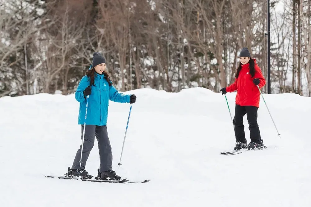 雪山でスキーを楽しむ2人の女性の写真です。