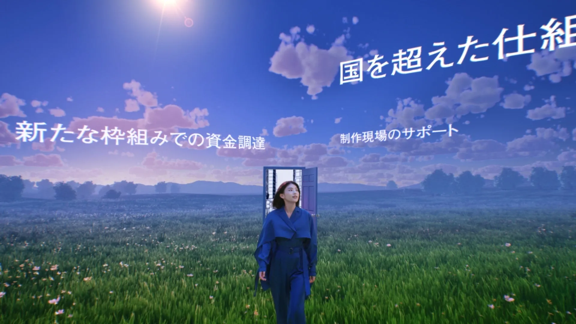 女性が開いたドアの前に立つ