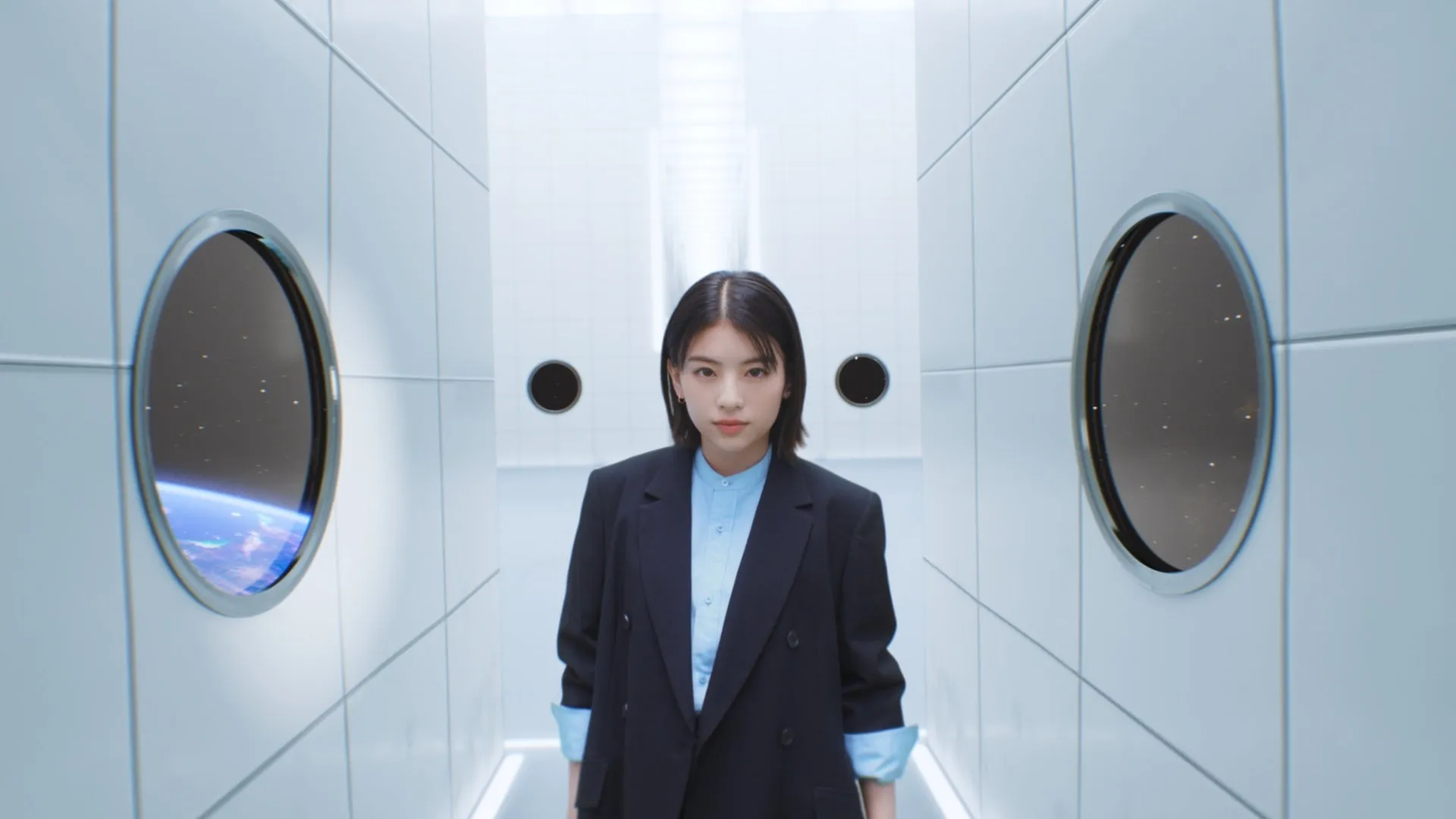 宇宙船のような通路に立つ女性