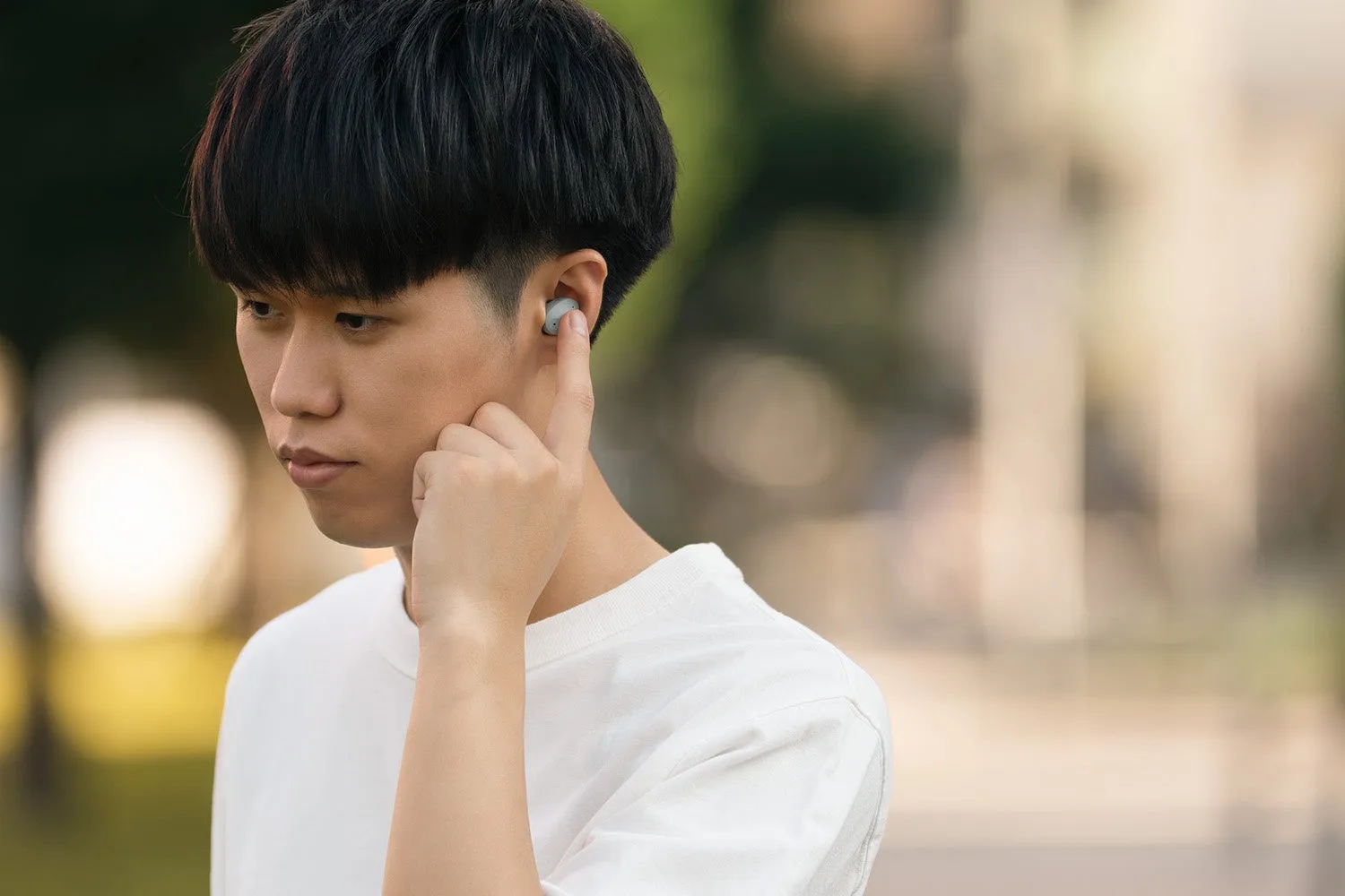 イヤホンを装着する男性のクローズアップ写真