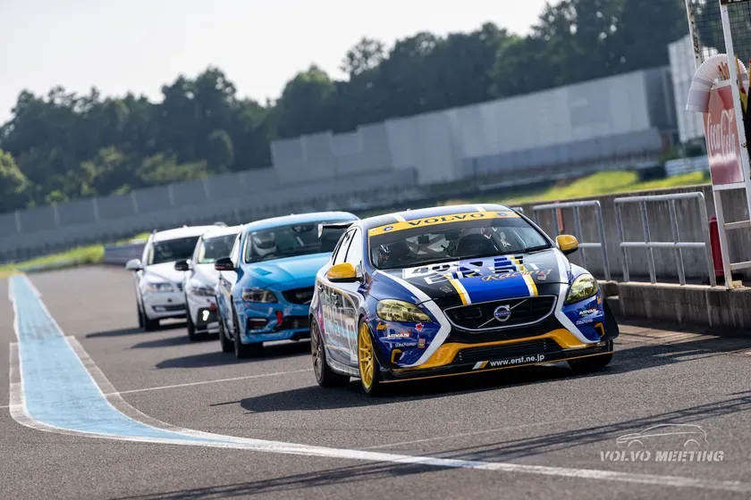 レーストラックに並んだボルボのレーシングカーの画像。