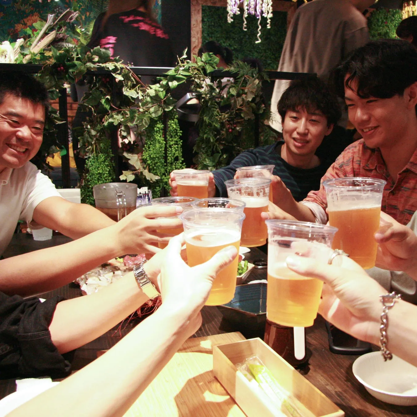友人たちとの乾杯シーン
