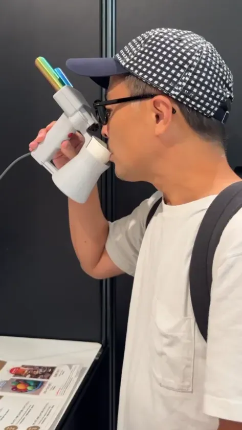 男性が白いデバイスを鼻に当てて匂いを嗅いでいる様子