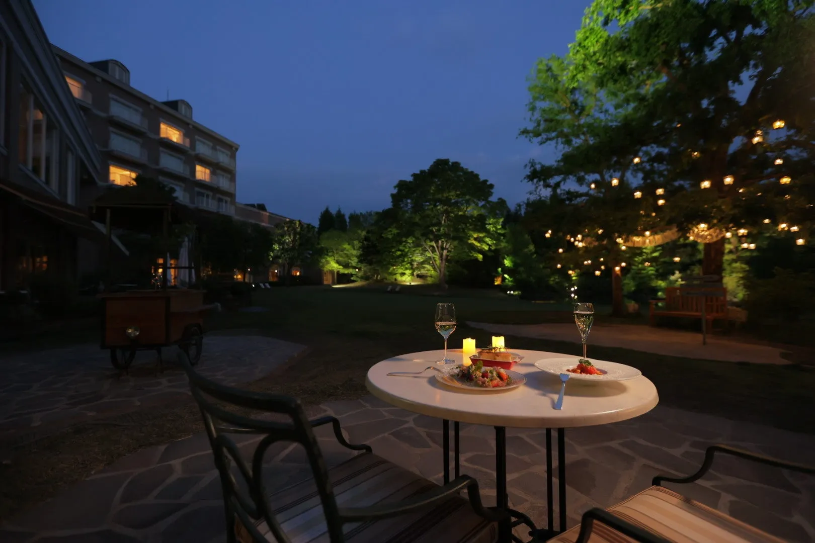 夜の屋外レストランの風景