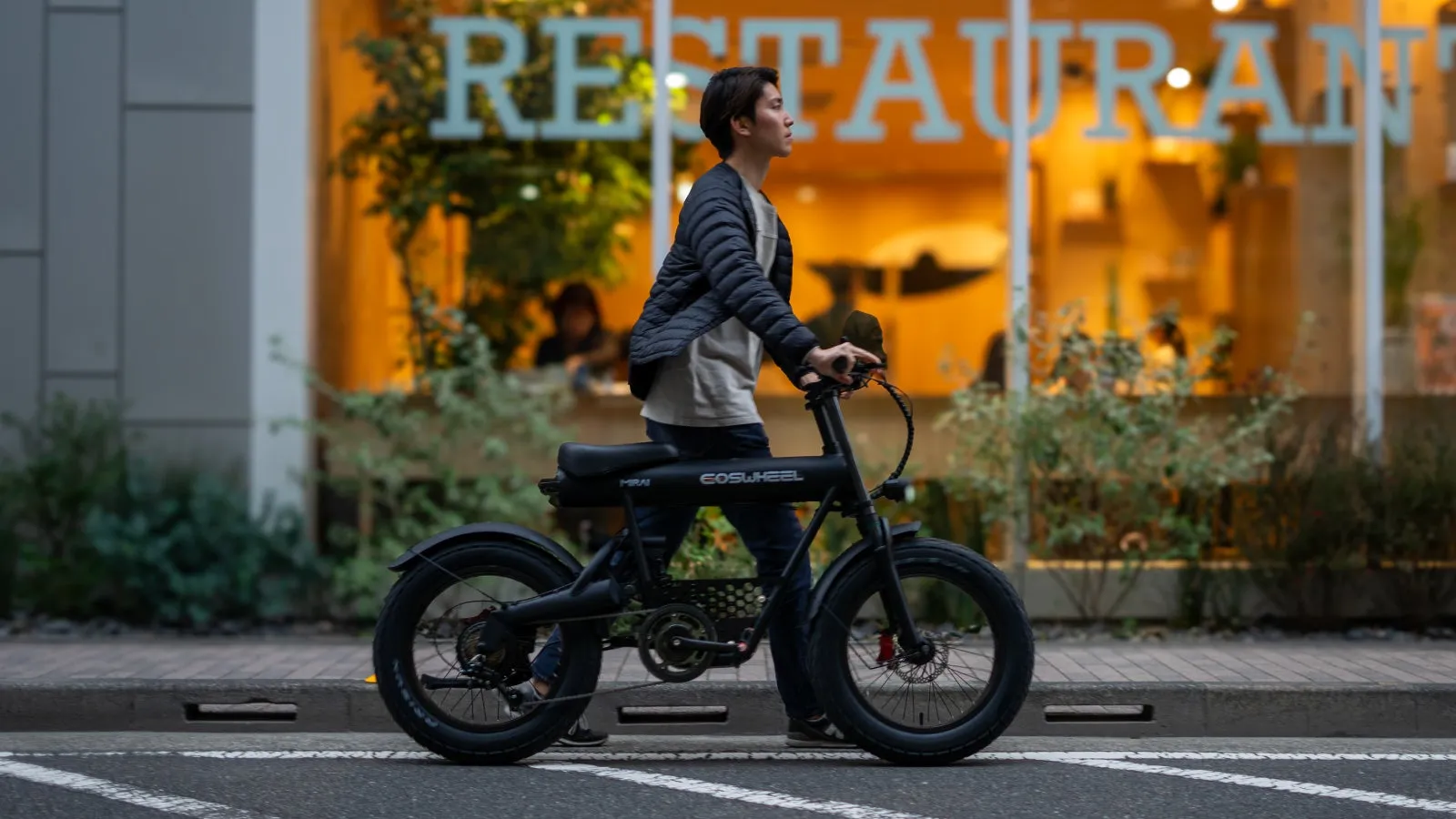 男性がGOSWHEELの電動自転車に乗っている写真