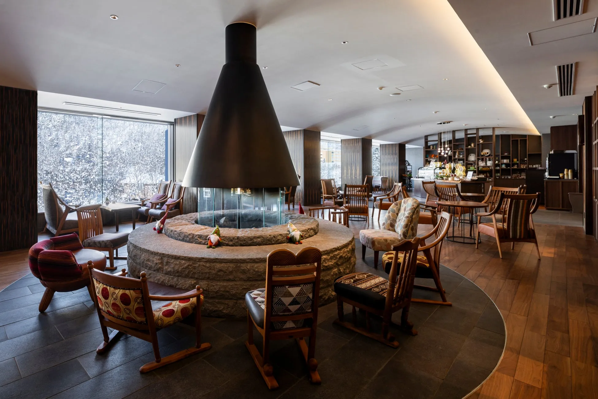 ホテルのロビー、窓の外には雪景色が広がる