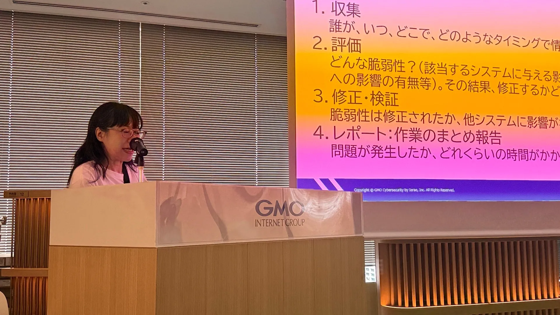 女性がプレゼンテーションをしている様子