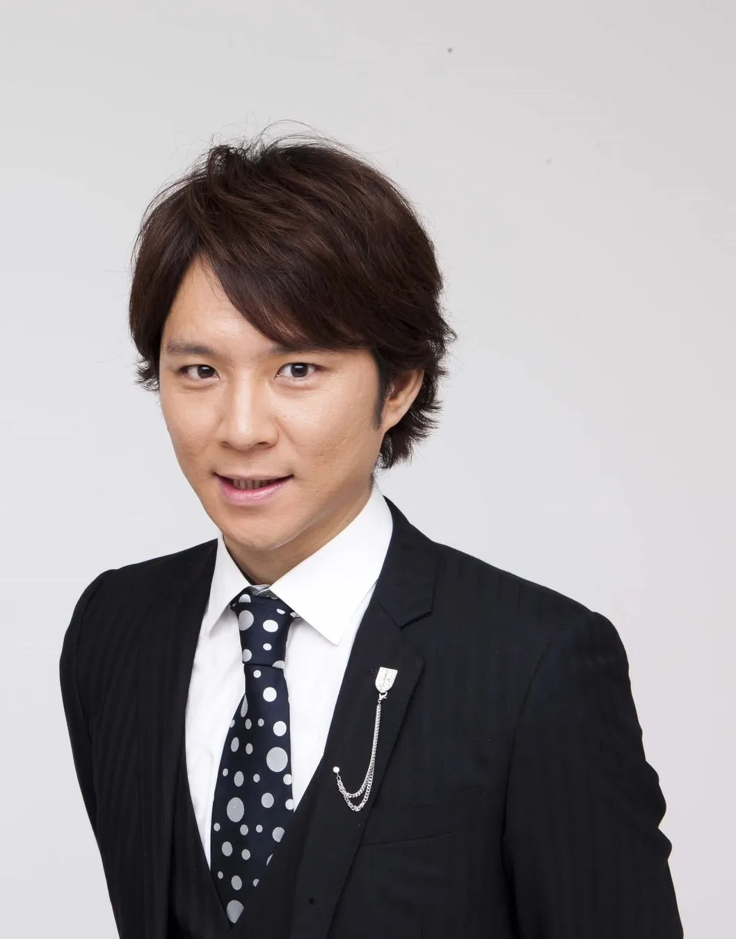 スーツを着た男性のポートレート(アンジャッシュ 渡部健さん)