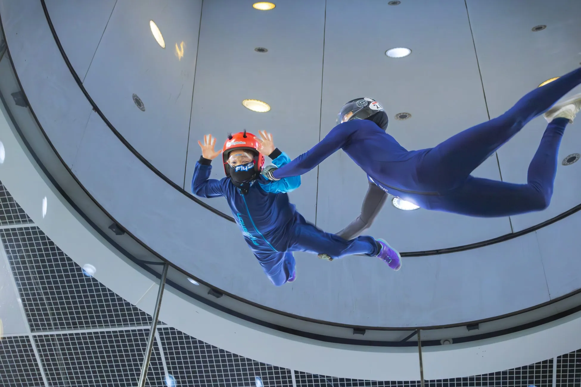 屋内スカイダイビングの様子