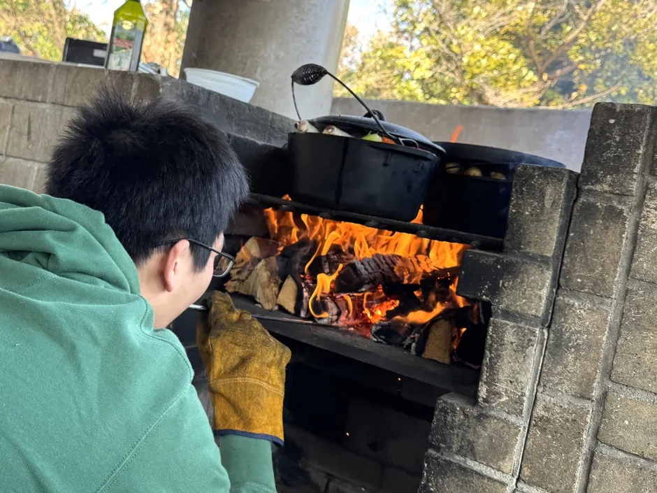 屋外で調理されている様子