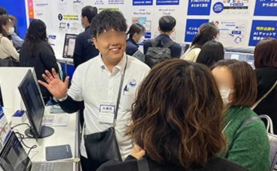 展示会で説明をする男性
