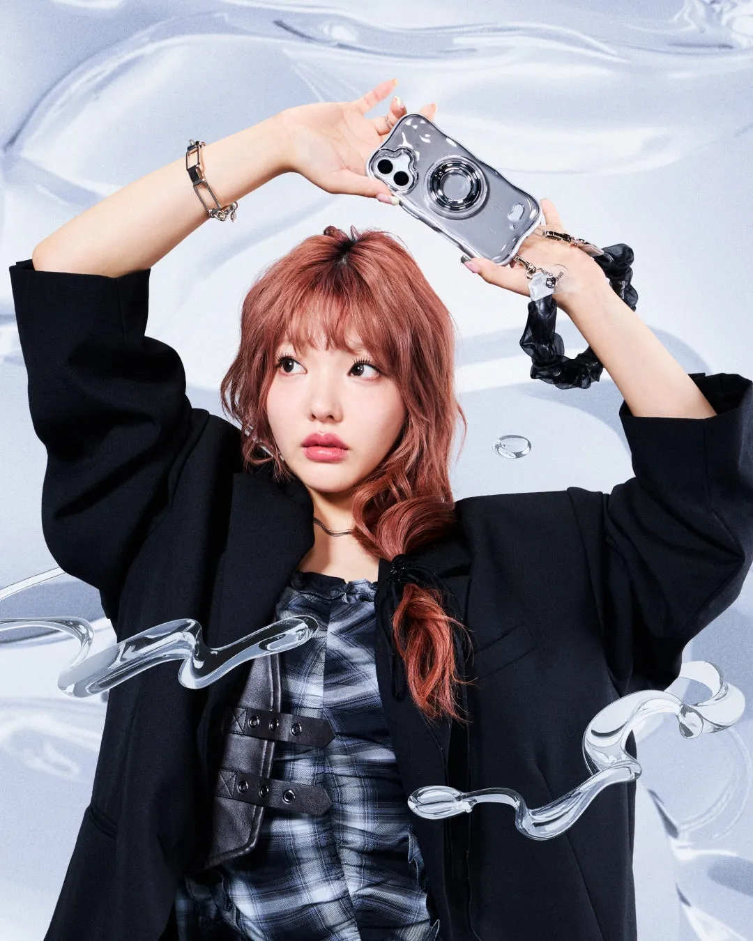 女性がスマートフォンケースを持ち上げる