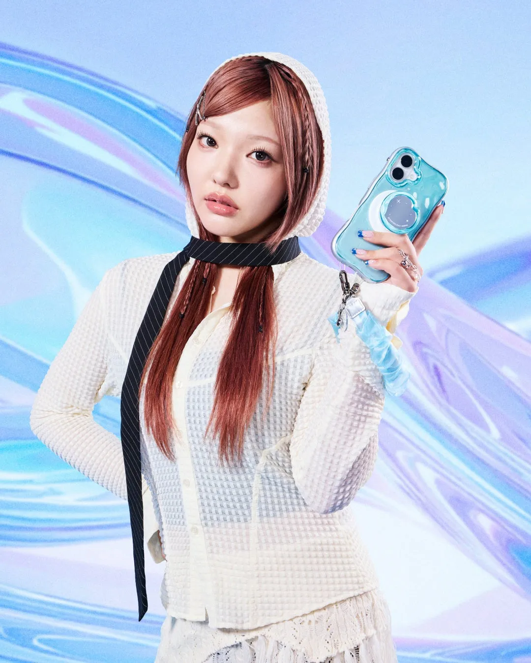 女性がスマートフォンケースを持ってポーズ