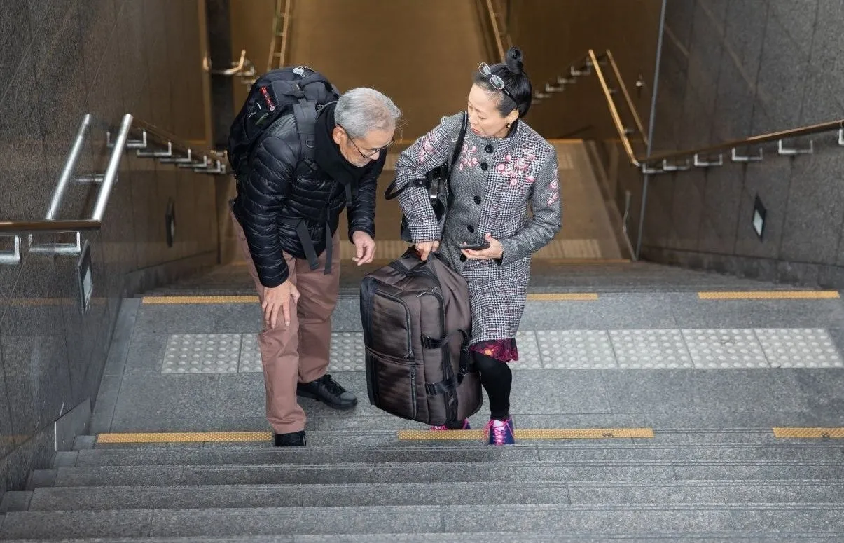 階段を降りる旅行者らしき二人
