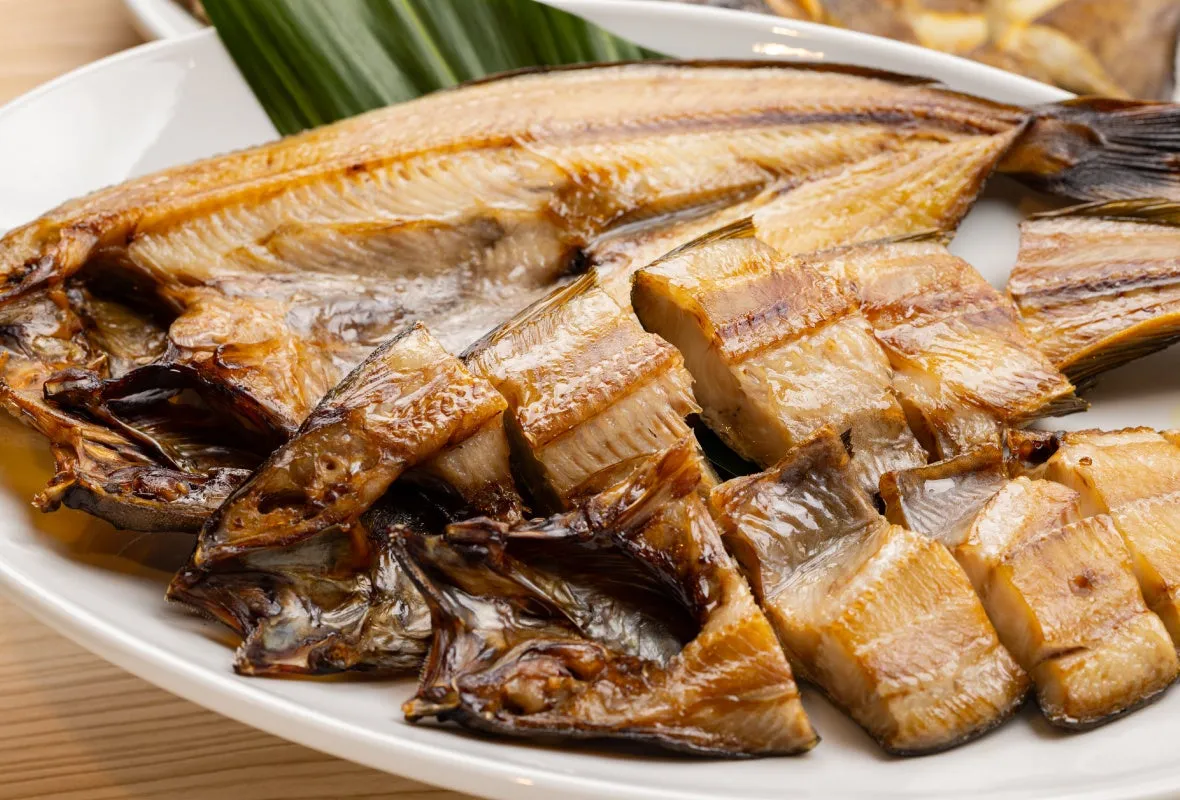 焼き魚が切り分けられて皿に盛り付けられた写真です。照り焼きのような見た目で美味しそうです。