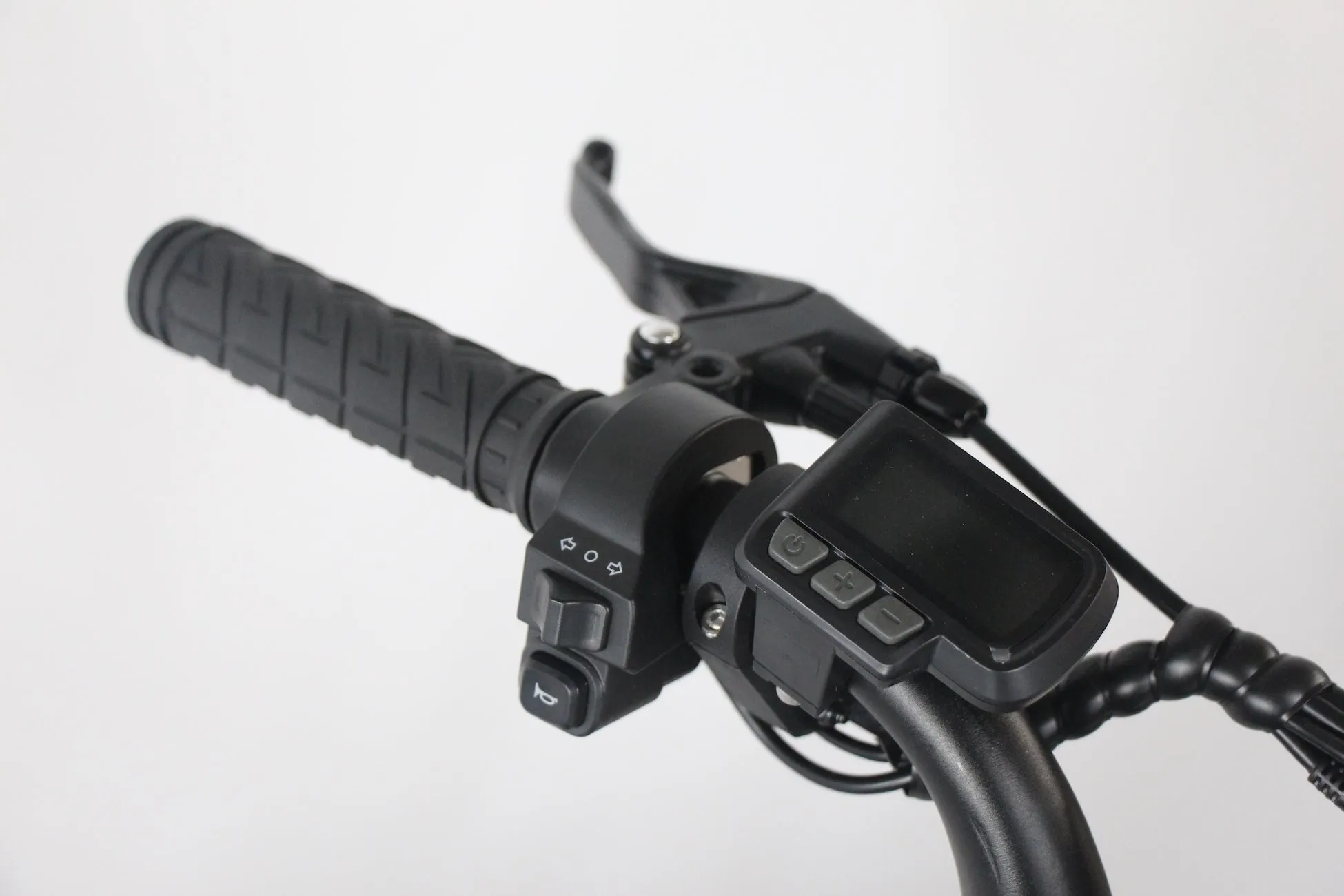 電動スクーターか電動自転車のハンドル周りをクローズアップした画像です。