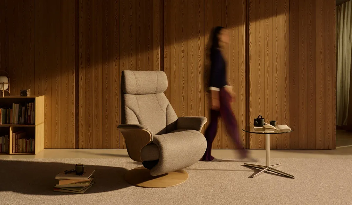 アームチェアと小さなテーブルが置かれた部屋