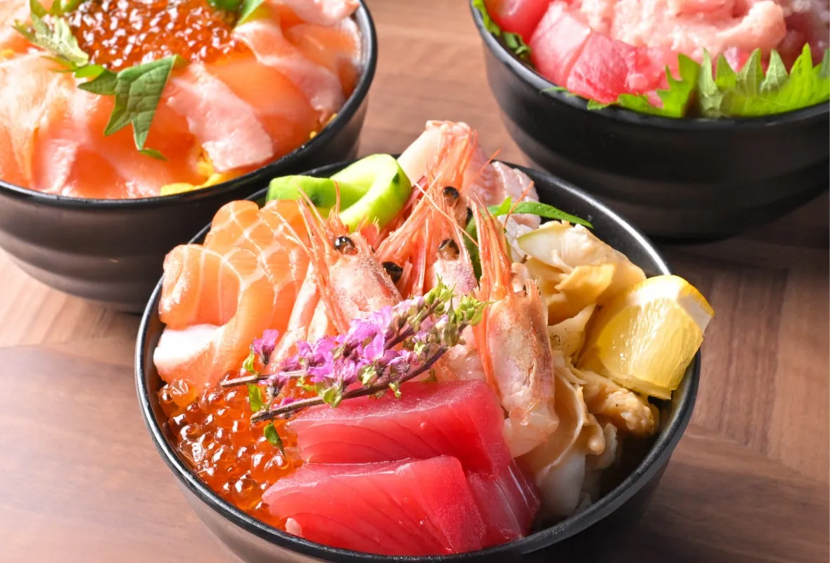 様々なお刺身が乗った海鮮丼の画像です。いくら、サーモン、エビ、マグロなどが確認できます。