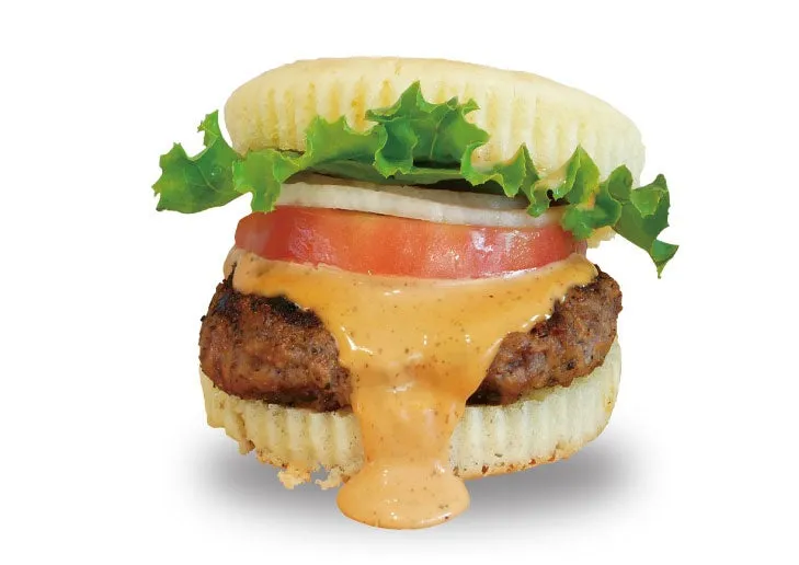 白い背景に、パティ、レタス、トマト、オニオンが挟まれ、とろりとしたソースがたっぷりかかったミニハンバーガーが写っています。食欲をそそる一品です。