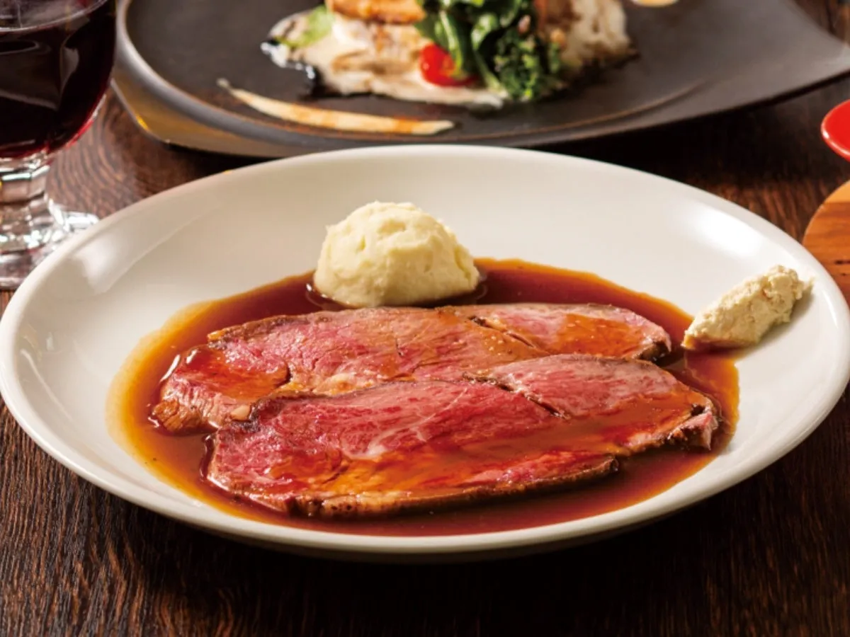 お皿に盛られたローストビーフの料理の写真です。