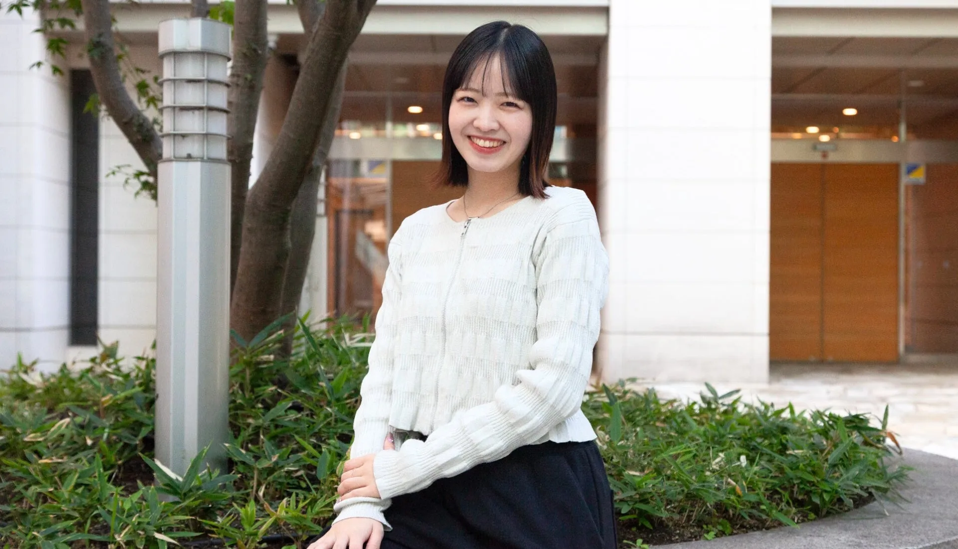 笑顔の女性が屋外に立っています