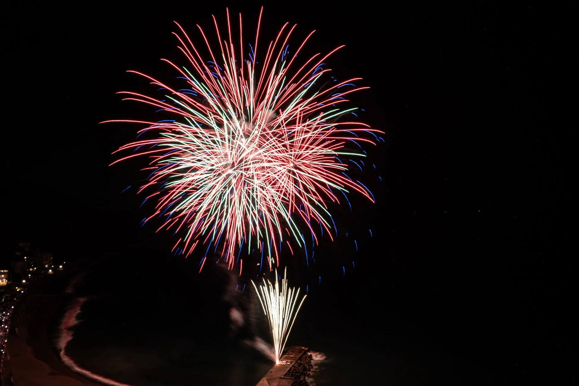 夜空に打ち上げられた色とりどりの花火