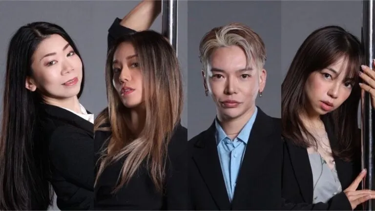 4人の人々が、フォーマルな服装をして、ポーズをとっている写真です。背景は単色で、人物はカメラ目線です。