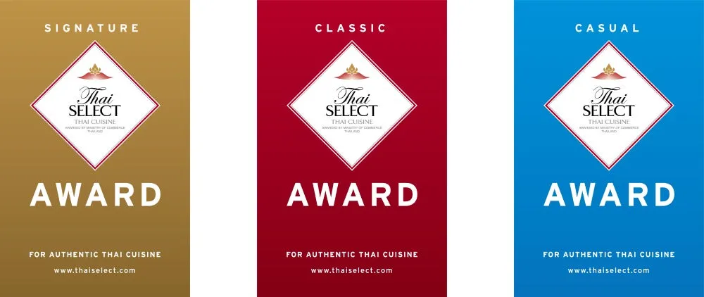 タイ料理の認証マークの画像。3つの異なるデザインで、それぞれ"SIGNATURE"、"CLASSIC"、"CASUAL"と書かれています。中央にはタイのロゴと"Thai SELECT"と書かれたマークがあり、"AWARD"の文字が大きく表示されています。