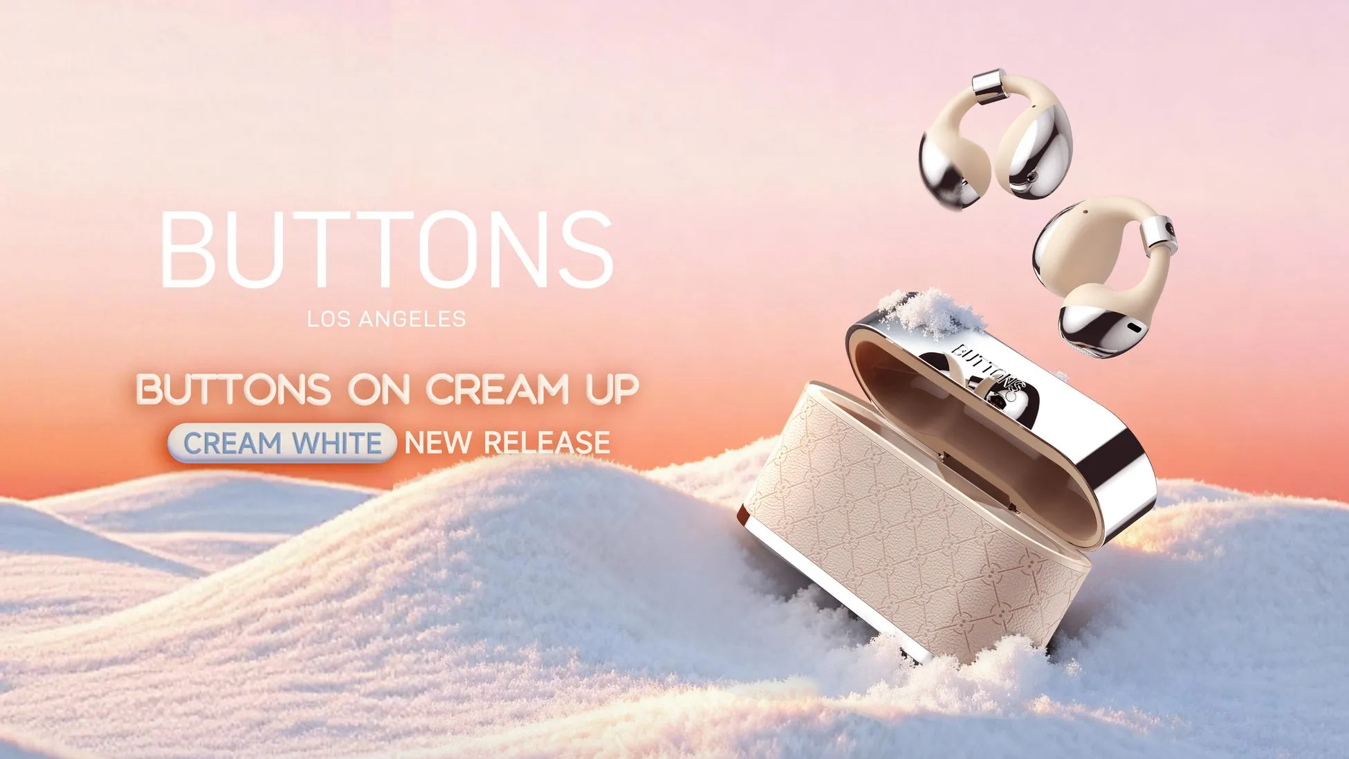 白い雪の上に置かれたイヤホンとケースの画像。イヤホンはクリーム色で、ケースは金属製でロゴが入っています。背景には、夕焼けのようなグラデーションがあります。