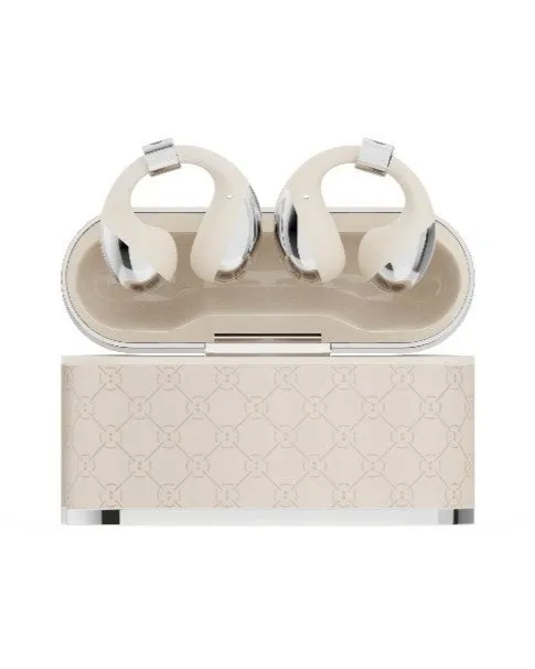 白いイヤホンと充電ケースが写っています。イヤホンは耳にかけるタイプで、ケースには模様が入っています。