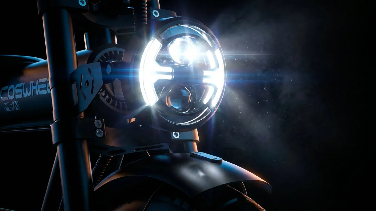 バイクのヘッドライトのクローズアップ画像。ヘッドライトは明るく輝き、光が周囲に広がっている。バイクのブランド名は「COSWHEEL MIRAN」と見える。