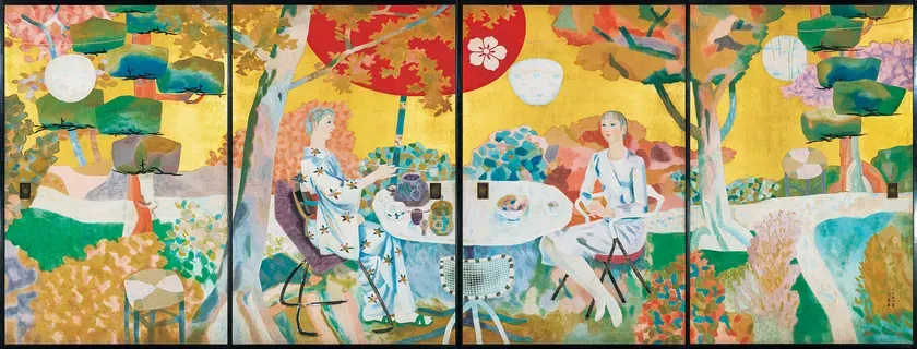 庭でくつろぐ2人の女性を描いた絵画。女性たちは、テーブルを囲んで座り、飲み物を楽しんでいる。背景には金色の背景と、月や桜の模様が描かれている。