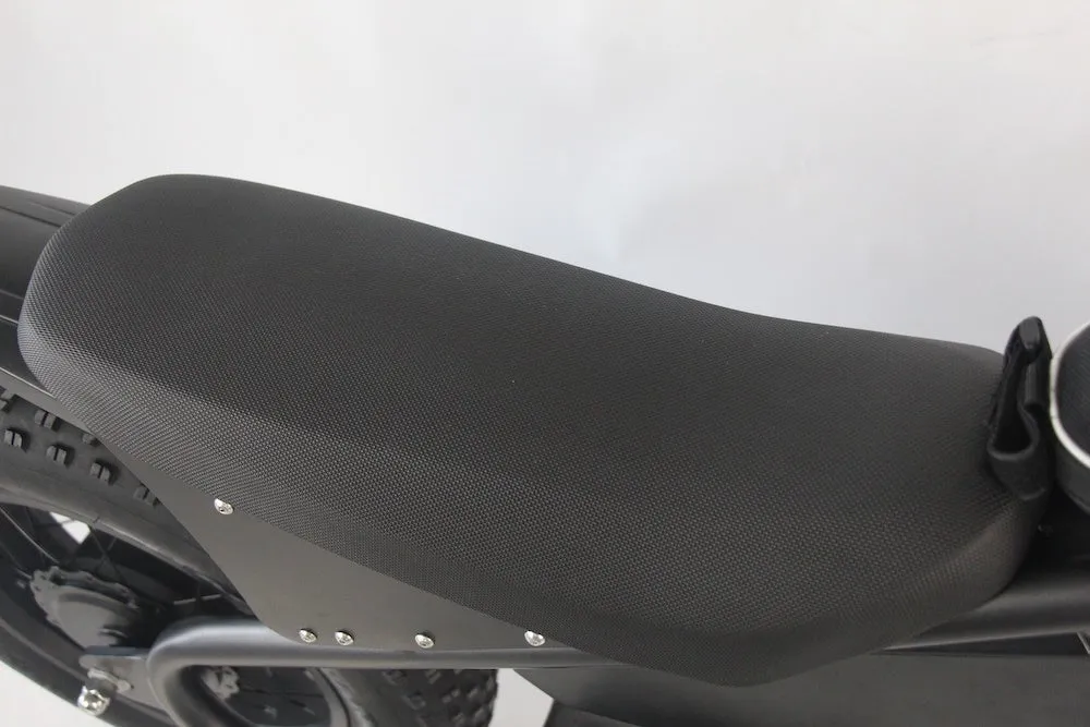 黒い自転車またはバイクのシートが写っています。