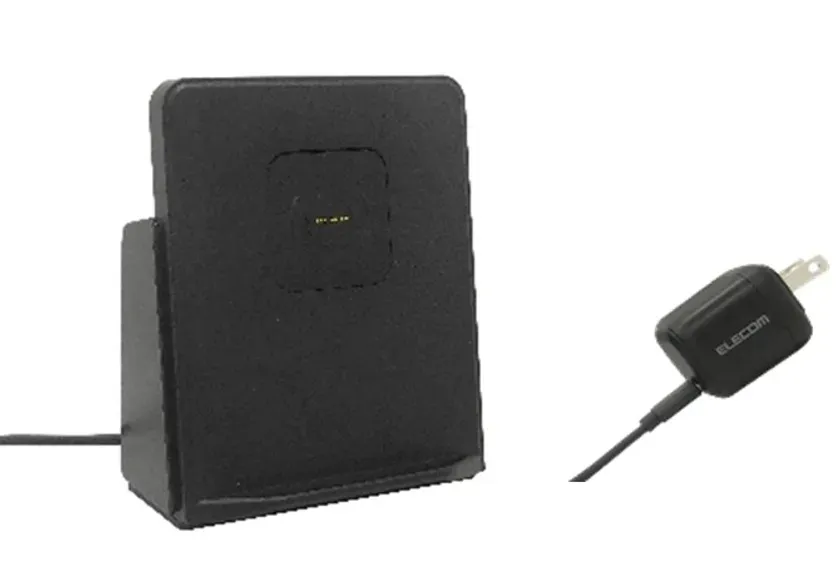 黒い充電器と電源プラグの画像。充電器は長方形で、中央に小さな四角い領域がある。電源プラグには「ELECOM」の文字が書かれている。