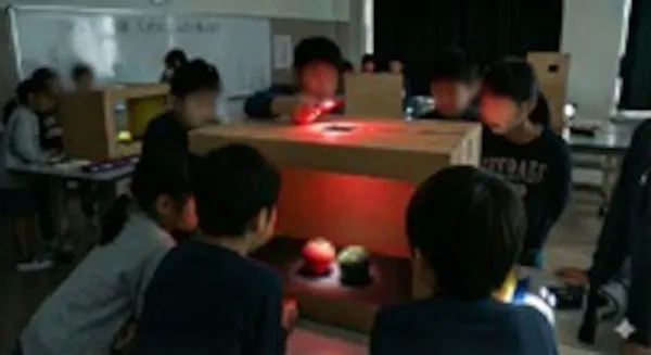 子供たちが実験をしている様子