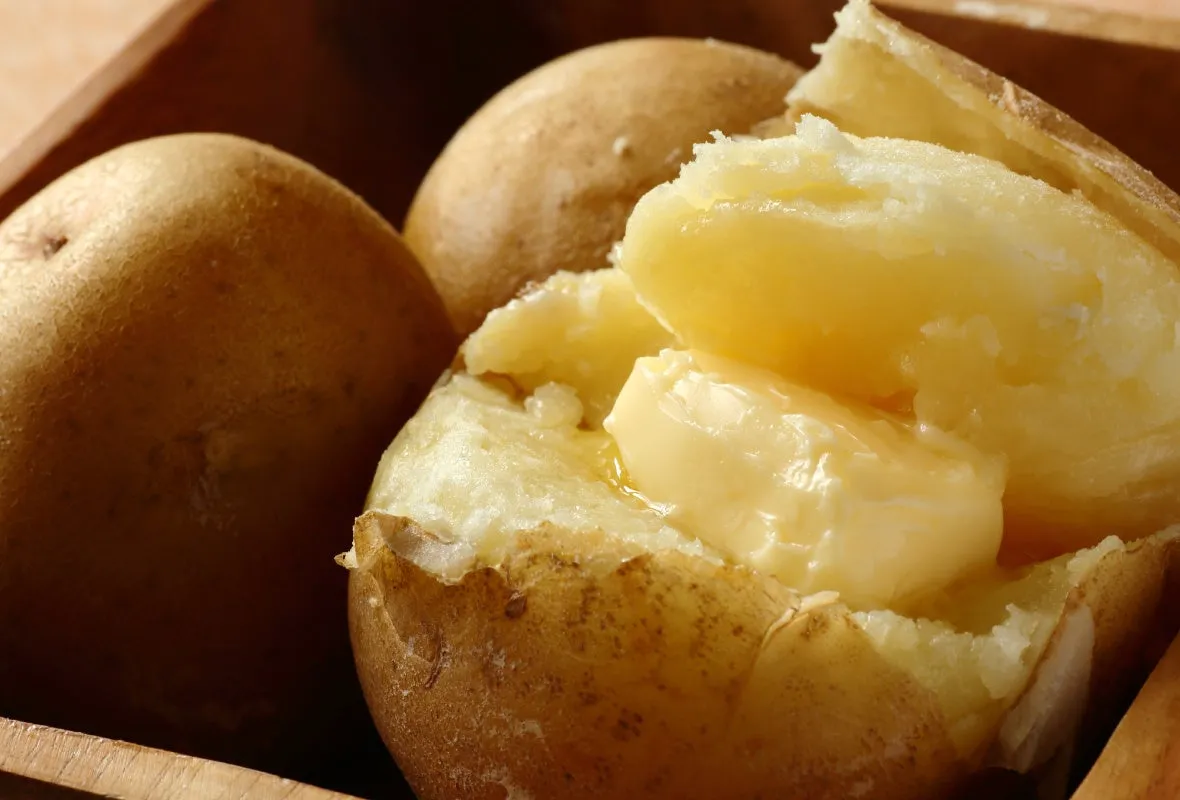 バターが乗った焼き芋の写真です。