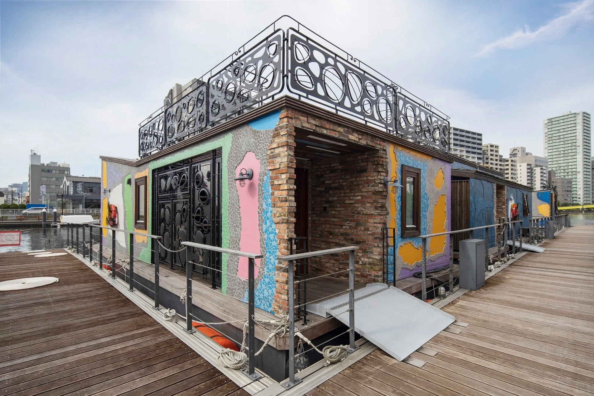 水上に浮かぶカラフルな建物