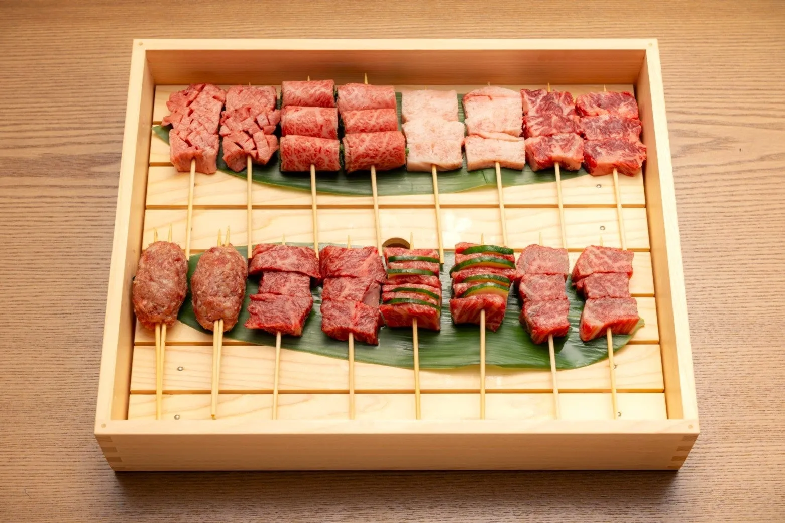 木製の箱に入った焼き鳥の盛り合わせ