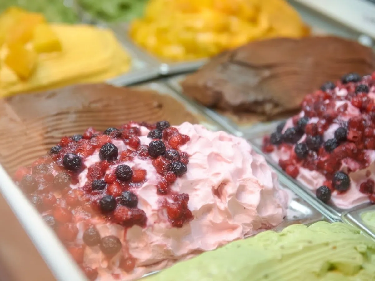 さまざまなフレーバーのジェラートが並んだショーケースのクローズアップ。