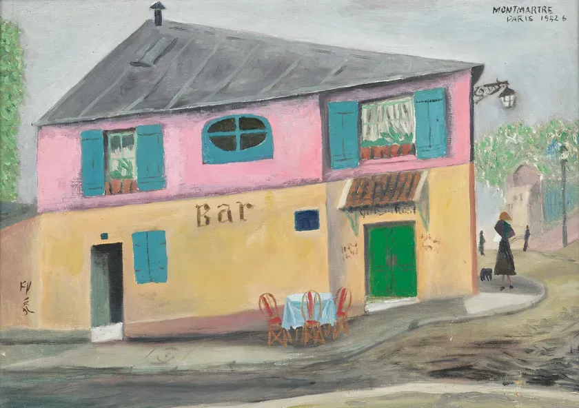 絵画には、ピンク色の壁と青い窓とシャッターがある建物が描かれています。建物には「BAR」の文字があり、屋外にはテーブルと椅子が置かれています。通りには女性がいて、犬を連れています。