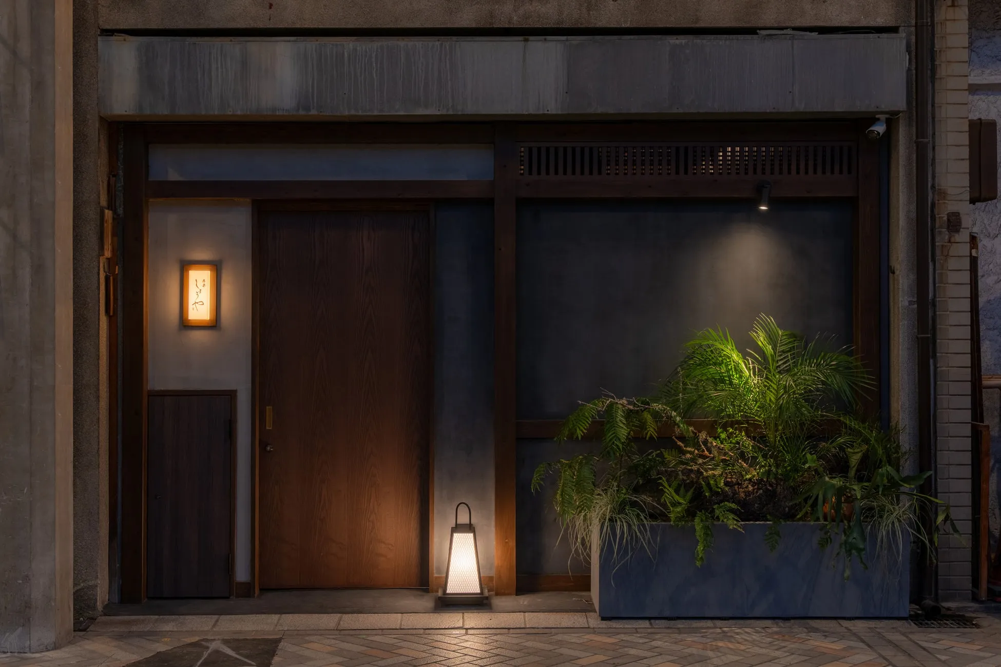 夜の居酒屋の外観