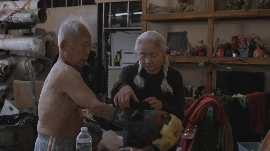 アトリエで作業をする老夫婦の様子。