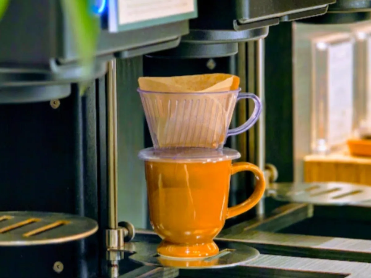 コーヒーメーカーでコーヒーを淹れている様子